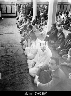 Les rois arabes et les chefs d'État assistent à la 2ème Conférence du Sommet arabe à Alexandrie, photographiés alors qu'ils assistaient à la prière de midi à la mosquée Sidi Bisher. Avec le Roi Hussein de Jordanie, le Prince Faisal d'Arabie Saoudite, le Prince Abduallah du Maroc, le Président Salam Araf d'Irak, le Président U A R Gamal Abdel Nasser, le premier Ministre Bahi Landgham de Tunisie, le Président Ben Bella d'Algérie, le Major Gen Amin Hafez de Syrie et le représentant palestinien Ahmed Shukairy le 13 septembre 1964 Banque D'Images