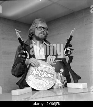 Andrew Oldham ancien manager du groupe pop Rolling Stones photographié avec les deux prix qu'il a remportés lors du concours New musical Express First LP Sleep Design Awards le 11 février 1969 Banque D'Images