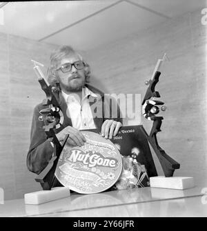 Andrew Oldham ancien manager du groupe pop Rolling Stones photographié avec les deux prix qu'il a remportés lors du concours New musical Express First LP Sleep Design Awards le 11 février 1969 Banque D'Images