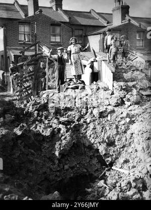 Home Front 1940. Cette famille s'est échappée indemne après l'explosion d'une bombe près de leur abri Anderson. Bromley Banque D'Images