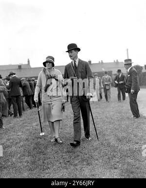 M. John Drury Lowe et Miss Gotts Mullen aux courses de Derby le 30 août 1927 Banque D'Images