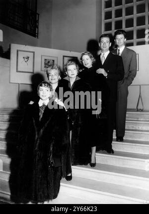 Festival du film français. Des personnalités de l'écran français ici à Londres, South Kensington. (De gauche à droite) Magali Vendeuil, Simone Signoret, Danielle godet Madeleine Robinson, Yves Montand et Gérard Philipe. 11 février 1953. Banque D'Images