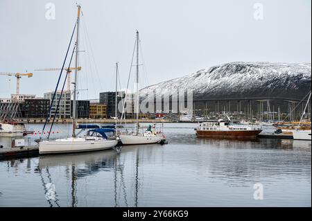 Tromsoe centre-ville et port, lors d'un matin ensoleillé de printemps, Norvège Banque D'Images