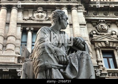 Statue de Lucius Licinius Crassus devant le Palais de Justice à Rome, Italie. Banque D'Images