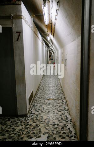 Un couloir étroit et bien éclairé à l’intérieur du bunker de Tito à Konjic, en Bosnie. Banque D'Images