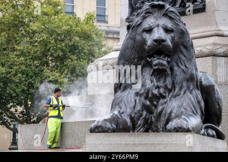 Londres, Royaume-Uni. 24 septembre 2024. Un membre d’une équipe spécialisée en maçonnerie de pierre donne au socle en pierre de la colonne Nelson, à Trafalgar Square, son propre automne. Le socle est nettoyé deux fois par an, à l'automne et au printemps, et l'équipe gère plusieurs autres monuments dans la région, dont le cénotaphe. Une équipe spécialisée distincte entretient les fameux lions de bronze. Credit : Stephen Chung / Alamy Live News Banque D'Images