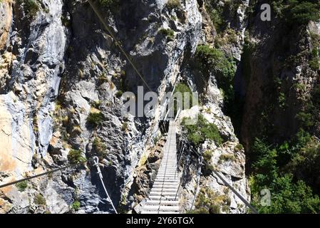 Grimpeurs sur la via Ferrata de Valdeon, près de Posada de Valdeon et Cordinanes dans les Picos de Europa, au nord de l'Espagne. Banque D'Images