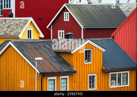 Tromsoe centre-ville et port, lors d'un matin ensoleillé de printemps, Norvège Banque D'Images