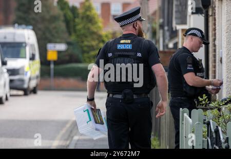 Brentwood Essex 24th Sep. 2024 une initiative anti-crime de couteau par la police de l'Essex, s'engageant avec les résidents dans les points chauds de danger à travers le comté ipour les encourager à remettre tout couteau potentiellement illégal a eu lieu à Brentwood Essex aujourd'hui. Operatio Grip zones de patrouille hotspot sont des zones d'analyse des données montre une probabilité plus élevée d'un incident violent grave. La criminalité au couteau dans l'Essex a chuté de 7 % depuis la pandémie. L'opération comprend des visites porte-à-porte pour éduquer les ménages sur la criminalité au couteau et pour utiliser la visite comme une passerelle pour contacter ceux qui peuvent être à risque et pour récupérer tout rabais Banque D'Images