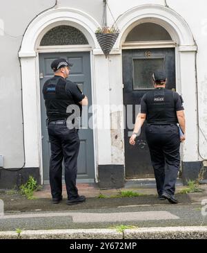 Brentwood Essex 24th Sep. 2024 une initiative anti-crime de couteau par la police de l'Essex, s'engageant avec les résidents dans les points chauds de danger à travers le comté ipour les encourager à remettre tout couteau potentiellement illégal a eu lieu à Brentwood Essex aujourd'hui. Operatio Grip zones de patrouille hotspot sont des zones d'analyse des données montre une probabilité plus élevée d'un incident violent grave. La criminalité au couteau dans l'Essex a chuté de 7 % depuis la pandémie. L'opération comprend des visites porte-à-porte pour éduquer les ménages sur la criminalité au couteau et pour utiliser la visite comme une passerelle pour contacter ceux qui peuvent être à risque et pour récupérer tout rabais Banque D'Images