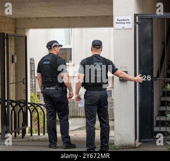 Brentwood Essex 24th Sep. 2024 une initiative anti-crime de couteau par la police de l'Essex, s'engageant avec les résidents dans les points chauds de danger à travers le comté ipour les encourager à remettre tout couteau potentiellement illégal a eu lieu à Brentwood Essex aujourd'hui. Operatio Grip zones de patrouille hotspot sont des zones d'analyse des données montre une probabilité plus élevée d'un incident violent grave. La criminalité au couteau dans l'Essex a chuté de 7 % depuis la pandémie. L'opération comprend des visites porte-à-porte pour éduquer les ménages sur la criminalité au couteau et pour utiliser la visite comme une passerelle pour contacter ceux qui peuvent être à risque et pour récupérer tout rabais Banque D'Images