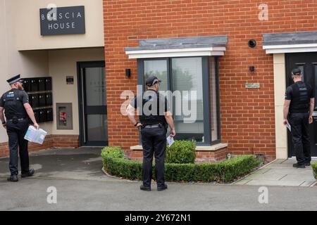 Brentwood Essex 24th Sep. 2024 une initiative anti-crime de couteau par la police de l'Essex, s'engageant avec les résidents dans les points chauds de danger à travers le comté ipour les encourager à remettre tout couteau potentiellement illégal a eu lieu à Brentwood Essex aujourd'hui. Operatio Grip zones de patrouille hotspot sont des zones d'analyse des données montre une probabilité plus élevée d'un incident violent grave. La criminalité au couteau dans l'Essex a chuté de 7 % depuis la pandémie. L'opération comprend des visites porte-à-porte pour éduquer les ménages sur la criminalité au couteau et pour utiliser la visite comme une passerelle pour contacter ceux qui peuvent être à risque et pour récupérer tout rabais Banque D'Images