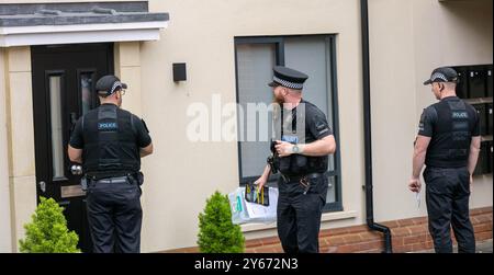 Brentwood Essex 24th Sep. 2024 une initiative anti-crime de couteau par la police de l'Essex, s'engageant avec les résidents dans les points chauds de danger à travers le comté ipour les encourager à remettre tout couteau potentiellement illégal a eu lieu à Brentwood Essex aujourd'hui. Operatio Grip zones de patrouille hotspot sont des zones d'analyse des données montre une probabilité plus élevée d'un incident violent grave. La criminalité au couteau dans l'Essex a chuté de 7 % depuis la pandémie. L'opération comprend des visites porte-à-porte pour éduquer les ménages sur la criminalité au couteau et pour utiliser la visite comme une passerelle pour contacter ceux qui peuvent être à risque et pour récupérer tout rabais Banque D'Images