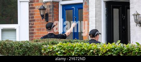 Brentwood Essex 24th Sep. 2024 une initiative anti-crime de couteau par la police de l'Essex, s'engageant avec les résidents dans les points chauds de danger à travers le comté ipour les encourager à remettre tout couteau potentiellement illégal a eu lieu à Brentwood Essex aujourd'hui. Operatio Grip zones de patrouille hotspot sont des zones d'analyse des données montre une probabilité plus élevée d'un incident violent grave. La criminalité au couteau dans l'Essex a chuté de 7 % depuis la pandémie. L'opération comprend des visites porte-à-porte pour éduquer les ménages sur la criminalité au couteau et pour utiliser la visite comme une passerelle pour contacter ceux qui peuvent être à risque et pour récupérer tout rabais Banque D'Images