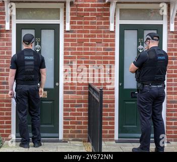 Brentwood Essex 24th Sep. 2024 une initiative anti-crime de couteau par la police de l'Essex, s'engageant avec les résidents dans les points chauds de danger à travers le comté ipour les encourager à remettre tout couteau potentiellement illégal a eu lieu à Brentwood Essex aujourd'hui. Operatio Grip zones de patrouille hotspot sont des zones d'analyse des données montre une probabilité plus élevée d'un incident violent grave. La criminalité au couteau dans l'Essex a chuté de 7 % depuis la pandémie. L'opération comprend des visites porte-à-porte pour éduquer les ménages sur la criminalité au couteau et pour utiliser la visite comme une passerelle pour contacter ceux qui peuvent être à risque et pour récupérer tout rabais Banque D'Images