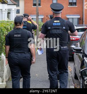 Brentwood Essex 24th Sep. 2024 une initiative anti-crime de couteau par la police de l'Essex, s'engageant avec les résidents dans les points chauds de danger à travers le comté ipour les encourager à remettre tout couteau potentiellement illégal a eu lieu à Brentwood Essex aujourd'hui. Operatio Grip zones de patrouille hotspot sont des zones d'analyse des données montre une probabilité plus élevée d'un incident violent grave. La criminalité au couteau dans l'Essex a chuté de 7 % depuis la pandémie. L'opération comprend des visites porte-à-porte pour éduquer les ménages sur la criminalité au couteau et pour utiliser la visite comme une passerelle pour contacter ceux qui peuvent être à risque et pour récupérer tout rabais Banque D'Images