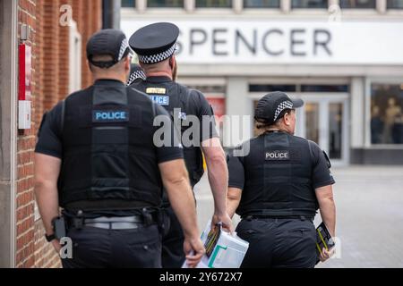 Brentwood Essex 24th Sep. 2024 une initiative anti-crime de couteau par la police de l'Essex, s'engageant avec les résidents dans les points chauds de danger à travers le comté ipour les encourager à remettre tout couteau potentiellement illégal a eu lieu à Brentwood Essex aujourd'hui. Operatio Grip zones de patrouille hotspot sont des zones d'analyse des données montre une probabilité plus élevée d'un incident violent grave. La criminalité au couteau dans l'Essex a chuté de 7 % depuis la pandémie. L'opération comprend des visites porte-à-porte pour éduquer les ménages sur la criminalité au couteau et pour utiliser la visite comme une passerelle pour contacter ceux qui peuvent être à risque et pour récupérer tout rabais Banque D'Images