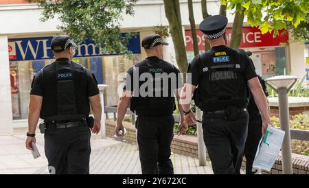 Brentwood Essex 24th Sep. 2024 une initiative anti-crime de couteau par la police de l'Essex, s'engageant avec les résidents dans les points chauds de danger à travers le comté ipour les encourager à remettre tout couteau potentiellement illégal a eu lieu à Brentwood Essex aujourd'hui. Operatio Grip zones de patrouille hotspot sont des zones d'analyse des données montre une probabilité plus élevée d'un incident violent grave. La criminalité au couteau dans l'Essex a chuté de 7 % depuis la pandémie. L'opération comprend des visites porte-à-porte pour éduquer les ménages sur la criminalité au couteau et pour utiliser la visite comme une passerelle pour contacter ceux qui peuvent être à risque et pour récupérer tout rabais Banque D'Images