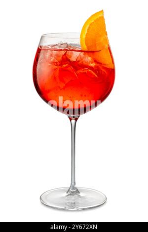 Cocktail Spritz alcoolisé en verre gobelet isolé sur blanc avec chemin de coupe inclus Banque D'Images