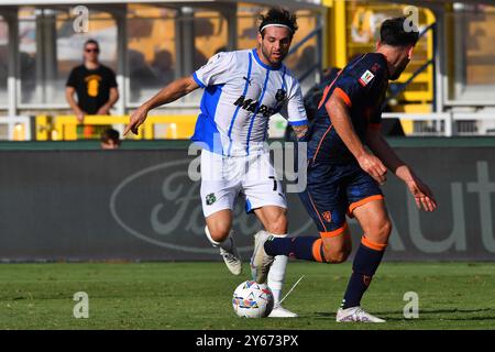 L'aile droite de Sassuolo Nicholas Pierini (77 U.S. Sassuolo) en action lors du match de football de la Coupe d'Italie Frecciarossa entre l'US Lecce et l'US Sassuolo au stade via del Mare à Lecce, Italie, mardi 24 septembre 2024. (Image de crédit : &#xa9 ; Giovanni Evangelista/LaPresse) Banque D'Images