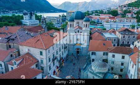 Des panoramas époustouflants sur Kotor se déploient, présentant une architecture historique et des paysages montagneux époustouflants Banque D'Images