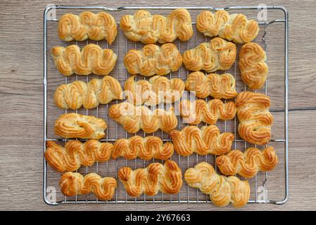 Pâte à choux cuite au four sans crème et sans glaçage, prête à faire des éclairs. Banque D'Images