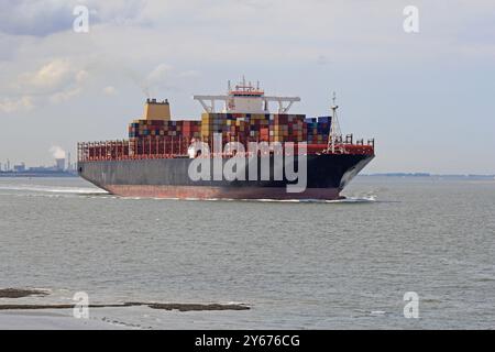 un grand porte-conteneurs navigue dans la mer en gros plan Banque D'Images