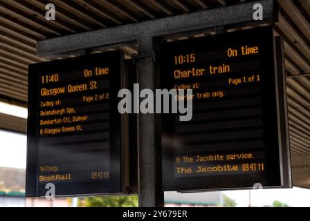 Panneau électronique d'information ferroviaire sur une gare ferroviaire dans les Highlands d'Écosse, Royaume-Uni Banque D'Images