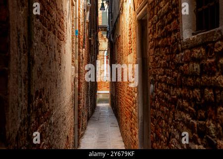 Une ruelle étroite ou un passage dans le sestieri San Polo à Venise, Italie Banque D'Images