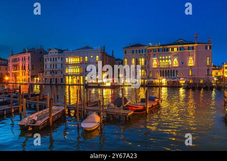 Bateaux et une jetée d'amarrage sur le Grand canal dans le sestiere San Polo de Venise, Italie Banque D'Images