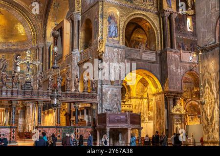 L'intérieur richement décoré de la basilique Saint-Marc avec des mosaïques dorées couvrant les murs et les plafonds, Venise, Italie Banque D'Images
