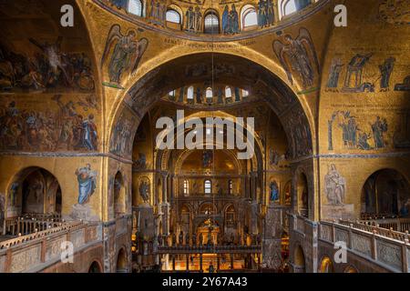 L'intérieur richement décoré de la basilique Saint-Marc allie les styles Renaissance, byzantin, vénitien et islamique à une architecture et des mosaïques époustouflantes Banque D'Images