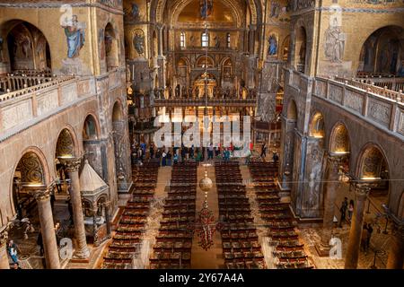 L'intérieur richement décoré de la basilique Saint-Marc allie les styles Renaissance, byzantin, vénitien et islamique à une architecture et des mosaïques époustouflantes Banque D'Images