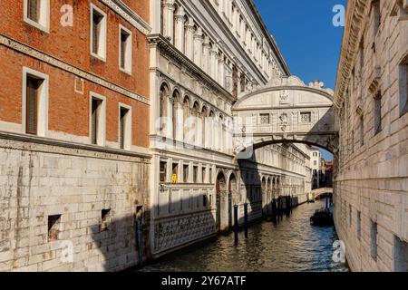 Le Pont des Soupirs, un pont de calcaire blanc qui passe sur le Rio di Palazzo, et relie la prison au Palais des Doges, Venise, Italie Banque D'Images