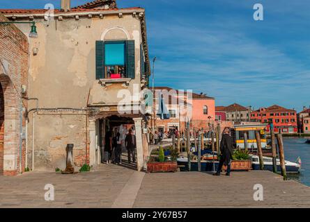 Un homme regarde un appartement près d'un passage le long de Riva Longa sur l'île de Murano près de Venise, en Italie Banque D'Images
