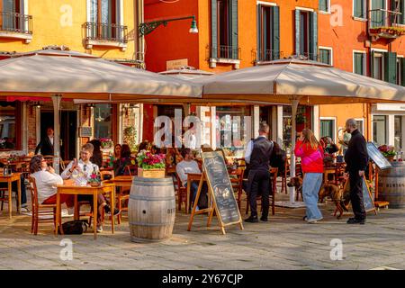 Les gens appréciant la nourriture et les boissons assis à l'extérieur à Osteria do Torri à Campo Santa Margherita dans le sestiere Dorsoduro de Venise, Italie Banque D'Images