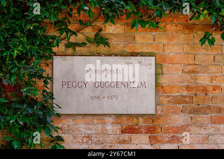 Une plaque de pierre sur le mur de la sépulture de Peggy Guggenheim dans la cour du musée Peggy Guggenheim, Venise, Italie Banque D'Images