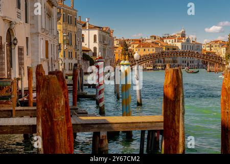 Vue le long du Grand canal vers le pont de l'Accademia, une passerelle en bois qui relie Dorsoduro et San Marco à Venise, Italie Banque D'Images