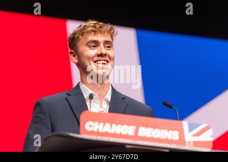 Liverpool, Royaume-Uni. 24 septembre 2024. Matthew Conroy présente Sir Keir Starmer, premier ministre du Royaume-Uni, avant de prendre la parole lors du discours de la conférence du Parti travailliste. Crédit : Milo Chandler/Alamy Live News Banque D'Images