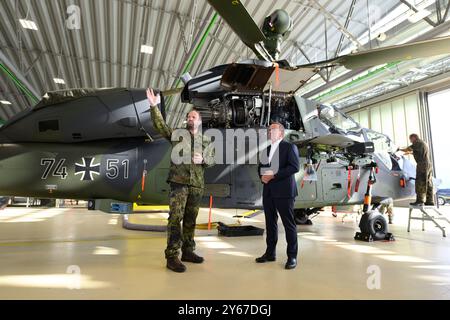 Fritzlar, Allemagne. 24 septembre 2024. Boris Pistorius (SPD), Bundesminister der Verteidigung, steht BEI der Vorstellung eines Instandsetzungsdocks und Präsentation des Kampfhubschraubers TIGER mit Static Display. Pistorius besucht das Kampfhubschrauberregiment 36 'Kurhessen', um sich ein Bild von der Leistungsfähigkeit der Soldaten und zivilen Mitarbeiter zu machen. DAS Regiment ist der einzige Verband in Deutschland, der mit Tiger-Kampfhubschraubern ausgerüstet ist und gehört zur Division Schnelle Kräfte. Crédit : Swen Pförtner/dpa/Alamy Live News Banque D'Images