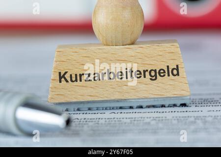 Symbolbild Kurzarbeitergeld : Nahaufnahme eines Stempels auf einem Formular der Bundesagentur für Arbeit *** image symbolique de l'allocation de travail temporaire gros plan d'un timbre sur un formulaire de l'Agence fédérale pour l'emploi Copyright : xUdoxHerrmannx Banque D'Images