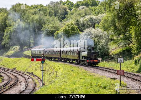 GWR '1366' 0-6-0PT No. 1369 arrive à la station Norchard High Level sur le chemin de fer Dean Forest, Gloucestershire, Angleterre, Royaume-Uni Banque D'Images