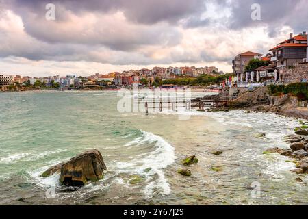 sozopol, bulgarie - 05 sep 2019 : remblai de l'ancienne station balnéaire au bord de la mer au coucher du soleil. ciel nuageux Banque D'Images