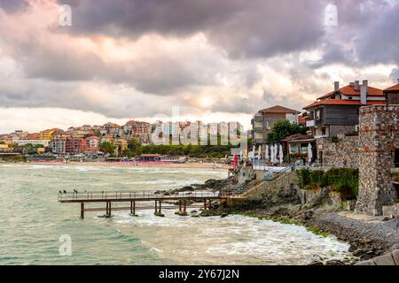 sozopol, bulgarie - 05 sep 2019 : remblai de l'ancienne station balnéaire au bord de la mer au coucher du soleil. ciel nuageux Banque D'Images