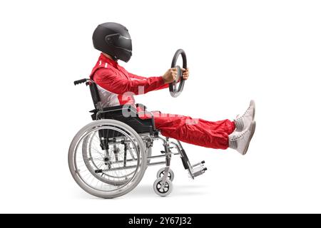 Coureur de voiture avec casque dans un fauteuil roulant tenant un volant et roulant rapidement isolé sur fond blanc Banque D'Images