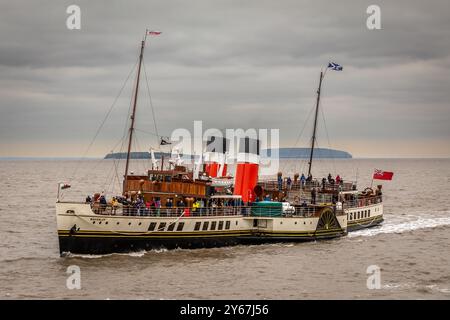 Le bateau à aubes « Waverley » approche de Penarth sur le canal de Bristol, au pays de Galles, au Royaume-Uni Banque D'Images