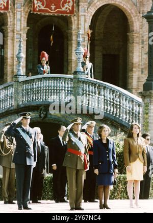 Aprile 1992 Siviglia Archivio Storico Olycom/LaPresse Juan Carlos Alfonso Víctor María de Borbón y Borbón-dos Sicilias (Roma, 5 gennaio 1938) è un reale spagnolo, Re di Spagna dal 1975 al 2014, anno della sua abdicazione. Nella Foto : Juan Carlos di Spagna, principe Filippo in uniforma, Infanta Cristina e la Regina Sofia durante l'inno nazionale sur la photo : Juan Carlos d'Espagne, Prince Philip en uniforme, Infanta Cristina et Reine Sofia pendant l'hymne national crédit : LaPresse/Alamy Live News Banque D'Images