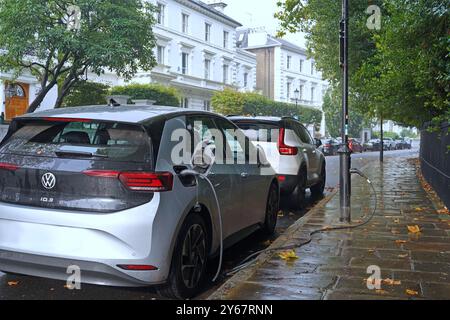 Point de recharge de voiture électrique à partir d'un lampadaire public dans la rue de l'arrondissement londonien de Kensington, 2024 Banque D'Images