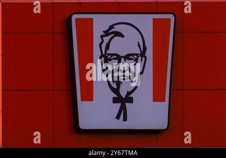 11MAY2024, ILE MAURICE -vue rapprochée du panneau d'affichage du restaurant KFC avec logo emblématique Banque D'Images