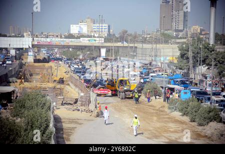 Les navetteurs sont confrontés à des désagréments pendant les embouteillages en raison des travaux de construction de nouveaux projets de développement, car le rythme lent des travaux de construction crée des problèmes pour les résidents et ils demandent au département concerné de terminer les travaux dès que possible, à University Road à Karachi le mardi 24 septembre 2024. Banque D'Images